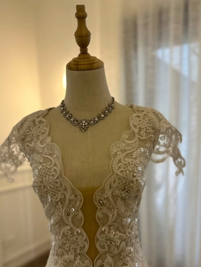 Vestido de novia en encaje con pedrería