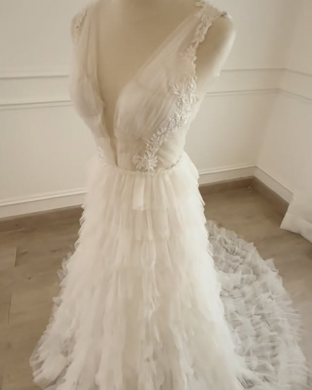 Vestido de novia en tul con falda de volantes